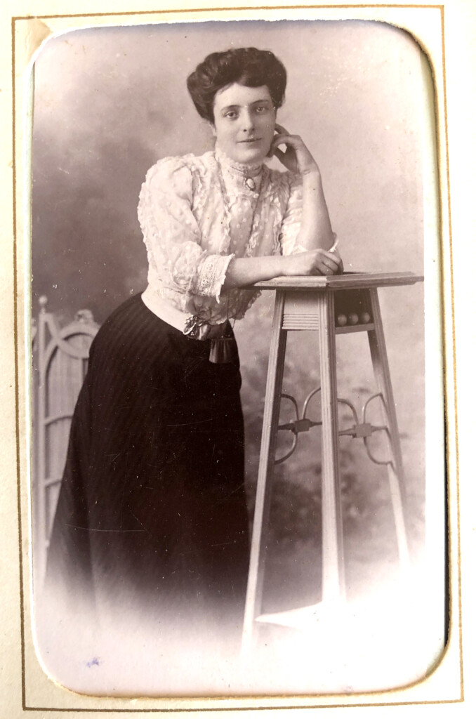 photo d'Yvonne Raffignon jeune femme